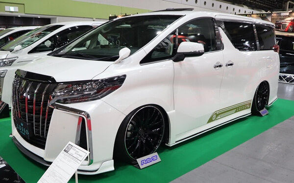 白い車のホイール