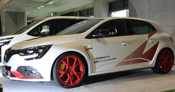 白に赤いホイール