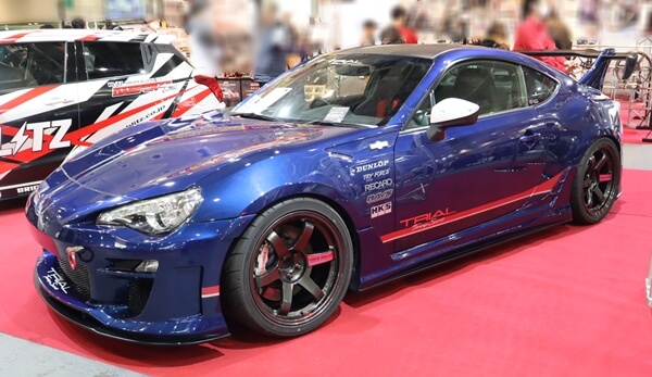 ブラックホイールとスポーツカー