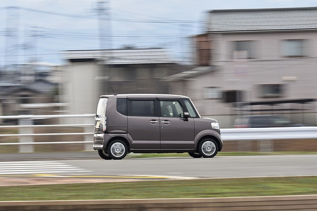 走行する軽自動車