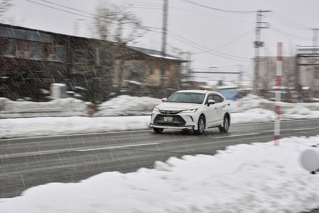 雪道を走る車